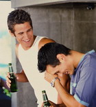 Dyskusje o butelkę piwa, lub długie języki mężczyzna