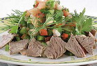 Salat aus frischem Gemüse mit Fleisch