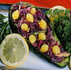Avokado salatası ile, kırmızı lahana, kereviz ve salatalık