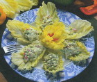 Avokado salatası ve sebzeler lahana yaprakları üzerine Pekin