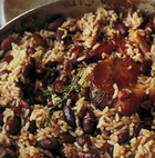 الأرز المقلي مع الفاصوليا الحمراء ولحم الخنزير المقدد